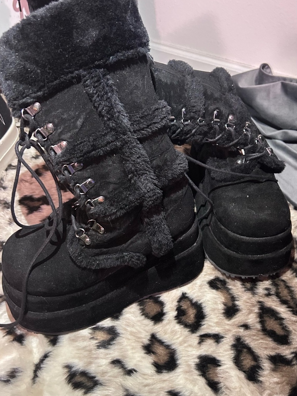 Demonia bear 202 size 9 women’s